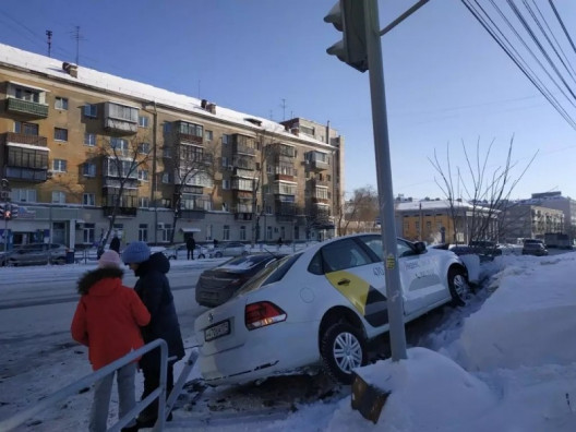 Yandex_tax_na_trotuare.jpg