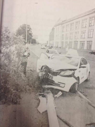 Машина такси, на которой ехала Елена, после аварии. Фото из личного архива Елены Гращенковой