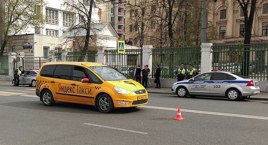 За рулём такси находился 26-летний гражданин Киргизии Акрамжон Атакелдиев. Сама машина принадлежит ООО «Сигма»